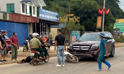 Ảnh TNGT: Mercedes-Benz GLS 500 đen đủi đấu đầu cùng xe máy