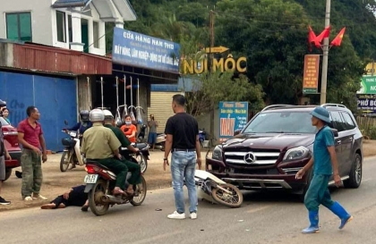 Ảnh TNGT: Mercedes-Benz GLS 500 đen đủi đấu đầu cùng xe máy