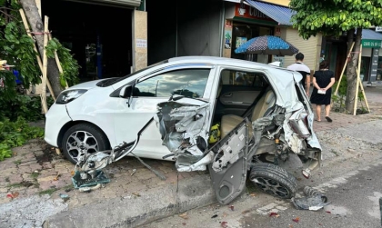 Ảnh TNGT: KIA Morning bị xe chở rác đâm rơi bánh sau