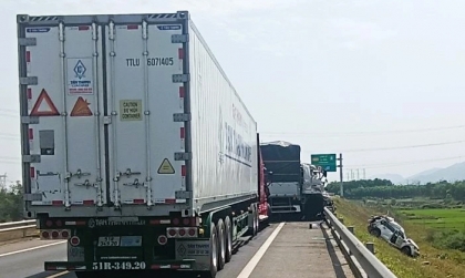 Clip TNGT: Toàn cảnh Ford Everest 36A 13659 bị công-ten-nơ đâm văng khỏi cao tốc Cam Lộ - La Sơn - Tuý Loan sáng ngày 18/2