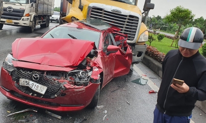 Ảnh TNGT: Mazda3 BKS 15A 91910 bẹp rúm vì bị công-ten-nơ dồn toa từ phía sau