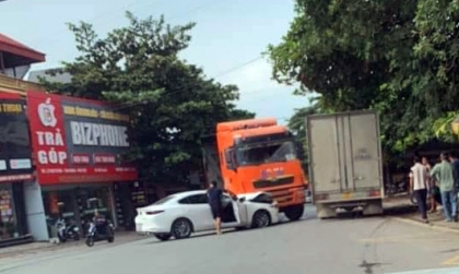 Ảnh TNGT: Qua đường không quan sát, Mazda3 lĩnh đủ khi rúc gầm xe tải