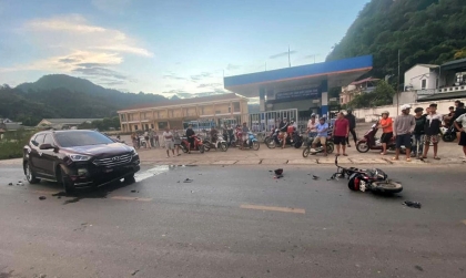 Ảnh TNGT: Hyundai Santa Fe tan nát khi đối đầu cùng xe máy