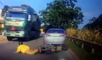 Clip TNGT: Kinh hoàng xe máy đi ẩu đổ ập trước mặt xe tải
