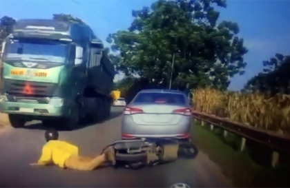 Clip TNGT: Kinh hoàng xe máy đi ẩu đổ ập trước mặt xe tải