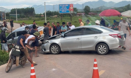 Ảnh TNGT: Toyota Vios BKS 98A 05699 đâm văng Hyundai Grand i10 xuống ruộng