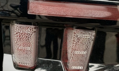 Xin cách xử lý đèn hậu Lux SA đọng nước ạ?