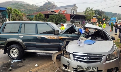 Ảnh TNGT: Chevrolet Cruze 30A 49867 bị Toyota Land Cruiser đâm vỡ nát bên hông