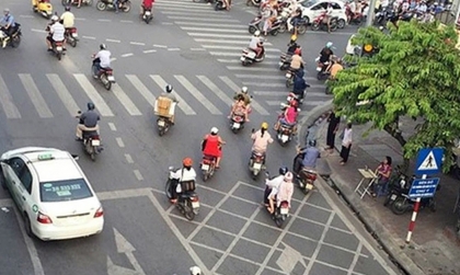 Mức phạt xe máy đi không theo chỉ dẫn của vạch kẻ đường