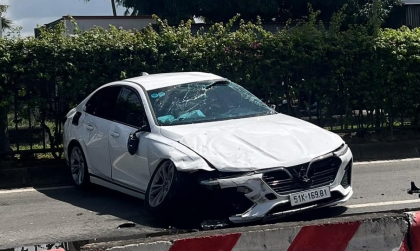 Ảnh TNGT: VinFast Lux A nghi lạc tay lái, đâm vào dải phân cách cứng