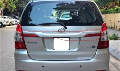 Tháo ốp sau đuôi xe Innova thế nào các bác nhỉ?