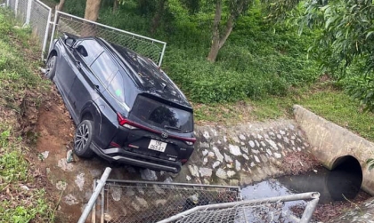 Ảnh TNGT: Tài xế Toyota Veloz BKS 15K 06567 khiến người khác “hại não” với pha đỗ xe không tưởng