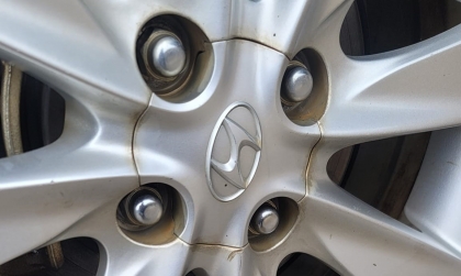 Làm sao tẩy được vết ố trên bánh mâm Accent?