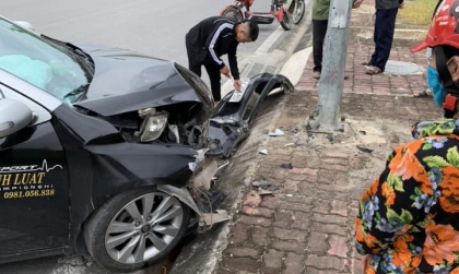 Ảnh TNGT: KIA Forte 30G 45779 nát đầu vì thử độ cứng cột điện