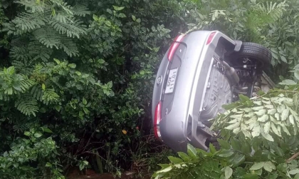 Ảnh TNGT: Không làm chủ tốc độ, Toyota Vios cắm đầu xuống mương