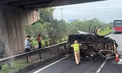 Ảnh TNGT: Xe tải lật nghiêng trên cao tốc, không nhận ra hình hài