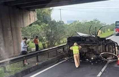 Ảnh TNGT: Xe tải lật nghiêng trên cao tốc, không nhận ra hình hài