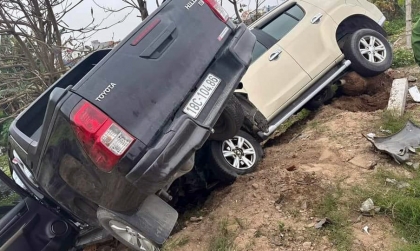 Ảnh TNGT: Toyota Hilux 18C 10486 bị Isuzu Mu-X ủi tung xuống vệ đường