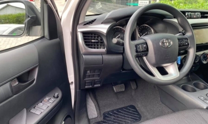 Toyota Hilux 2016 bản full có tự động chốt cửa không ạ?