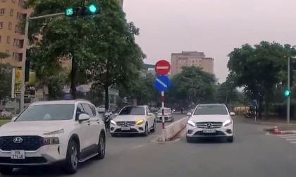 Xe sang Mercedes-Benz GLC ngang nhiên đi ngược chiều... cho tiện vượt