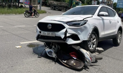 Ảnh TNGT: Qua ngã tư bất cẩn, MG ZS BKS 35A 38501 đâm thẳng người đi xe máy