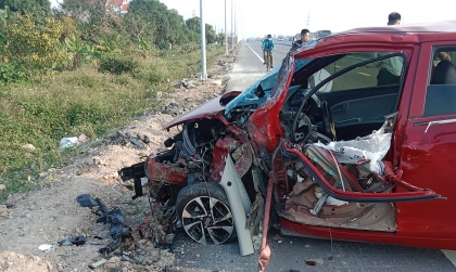 Ảnh TNGT: Không tập trung lái xe, KIA Morning 28A 07942 tan nát vì đâm xe rải đường