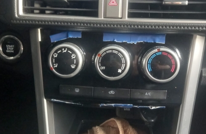 Xpander bị vỡ nhựa chỗ bộ điều khiển điều hòa thế này thì xử lý thế nào?