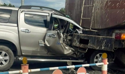 Ảnh TNGT: Isuzu D-max đâm đuôi xe bồn, 