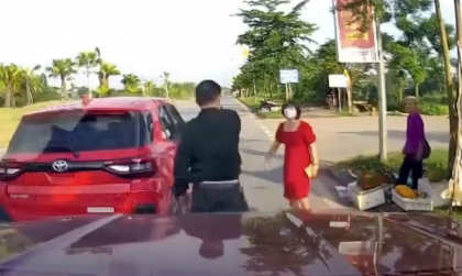Ý thức Giao thông: Clip người phụ nữ tài xế dừng xe giữa đường để mua hoa quả