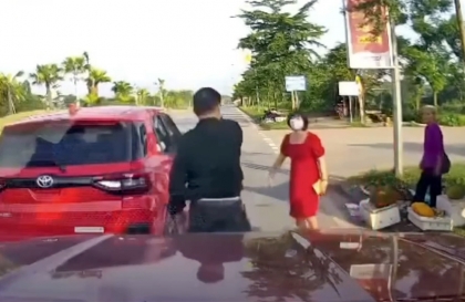 Ý thức Giao thông: Clip người phụ nữ tài xế dừng xe giữa đường để mua hoa quả