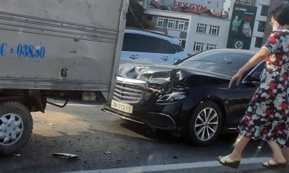 Ảnh TNGT: Bất cẩn, tài xế khiến Mercedes-Benz S-class bẹp đầu vì đâm xe tải
