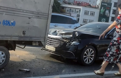 Ảnh TNGT: Bất cẩn, tài xế khiến Mercedes-Benz S-class bẹp đầu vì đâm xe tải