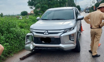 Clip TNGT: Say rượu đâm tung toé trên đường, tài xế Mitsubishi Triton vẫn ngủ say bất chấp CSGT gọi cửa