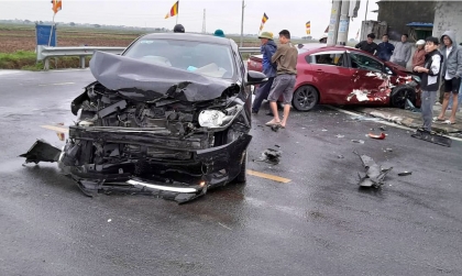 Ảnh TNGT: Toyota Vios BKS 18A 10639 đấu đầu với KIA Soluto 18A 38063