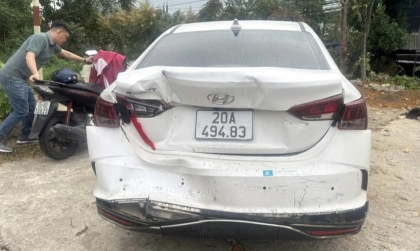 Ảnh TNGT: Hyundai Accent bị đâm bẹp đuôi do tài xế công-ten-nơ không quan sát