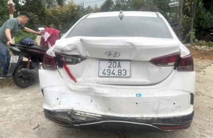 Ảnh TNGT: Hyundai Accent bị đâm bẹp đuôi do tài xế công-ten-nơ không quan sát