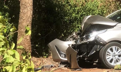 Ảnh TNGT: Mất lái Toyota Vios 60A 76042 đâm thẳng gốc cây