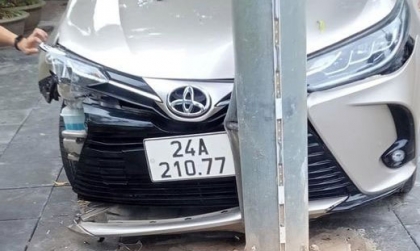 Ảnh TNGT: Toyota Vios húc tung biển báo giao thông, chỉ dừng lại khi gặp cột điện