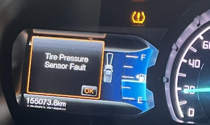 Ford Ranger báo lỗi lốp thế này là sao các cụ nhỉ?