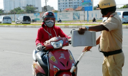 Mức phạt xe máy chuyển hướng không xi nhan