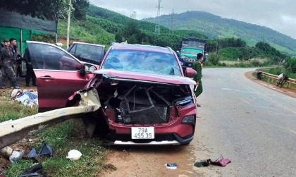 Ảnh TNGT: Ford Territory BKS 79A 45535 đâm thẳng hộ lan không rõ nguyên nhân