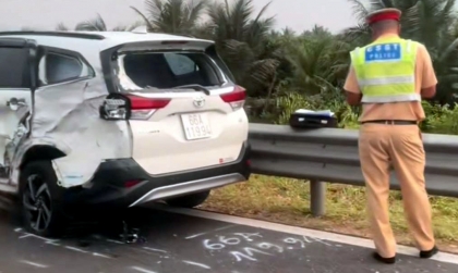 Ảnh TNGT: Toyota Rush 66A 11994 nát một bên hông, nổ túi khí