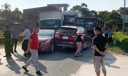 Ảnh TNGT: Vụ tai nạn liên hoàn khiến 5 xe dính chùm vào nhau tại Thái Nguyên