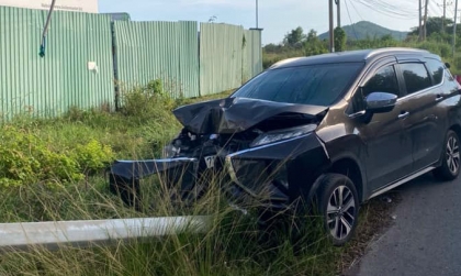 Ảnh TNGT: Không làm chủ tốc độ, Mitsubishi Xpander hạ gục cột điện