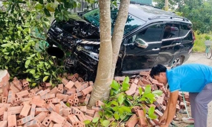 Ảnh TNGT: Mất lái, Mitsubishi Xpander 14A 74333 đâm đổ đống gạch, bung túi khí