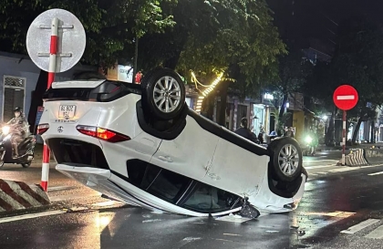 Ảnh TNGT: Tầm quan sát hạn chế, Toyota Corolla Cross leo dải phân cách rồi lật ngửa giữa đường