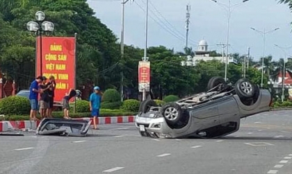 Ảnh TNGT: Bất cẩn khi cầm lái, tài xế khiến Nissan Navara lật ngửa giữa đường
