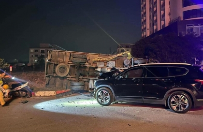 Ảnh TNGT: Hyundai SantaFe đâm lật xe tải ở giao lộ