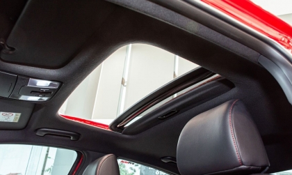 Điều hòa xe Kia K3 có chuyển gió ngoài khi mở cửa sổ trời không?