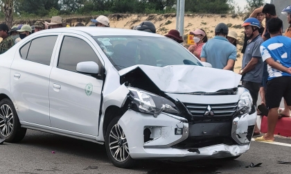 Ảnh TNGT: Mitsubishi Attrage đấu đầu xe máy, hai người không qua khỏi